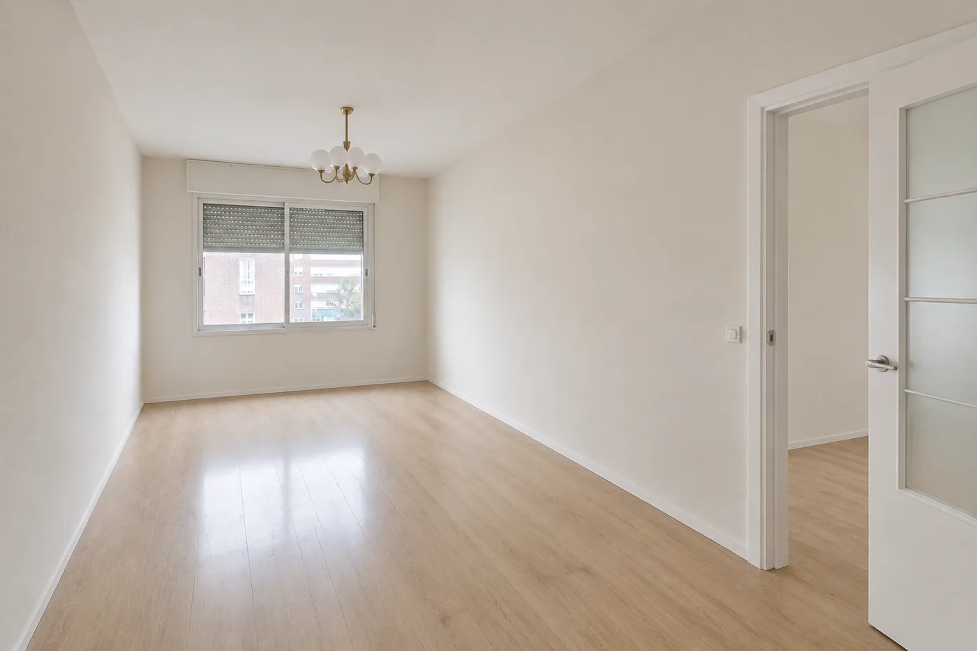 El mismo salón terminado, con paredes lisas y suelo de madera