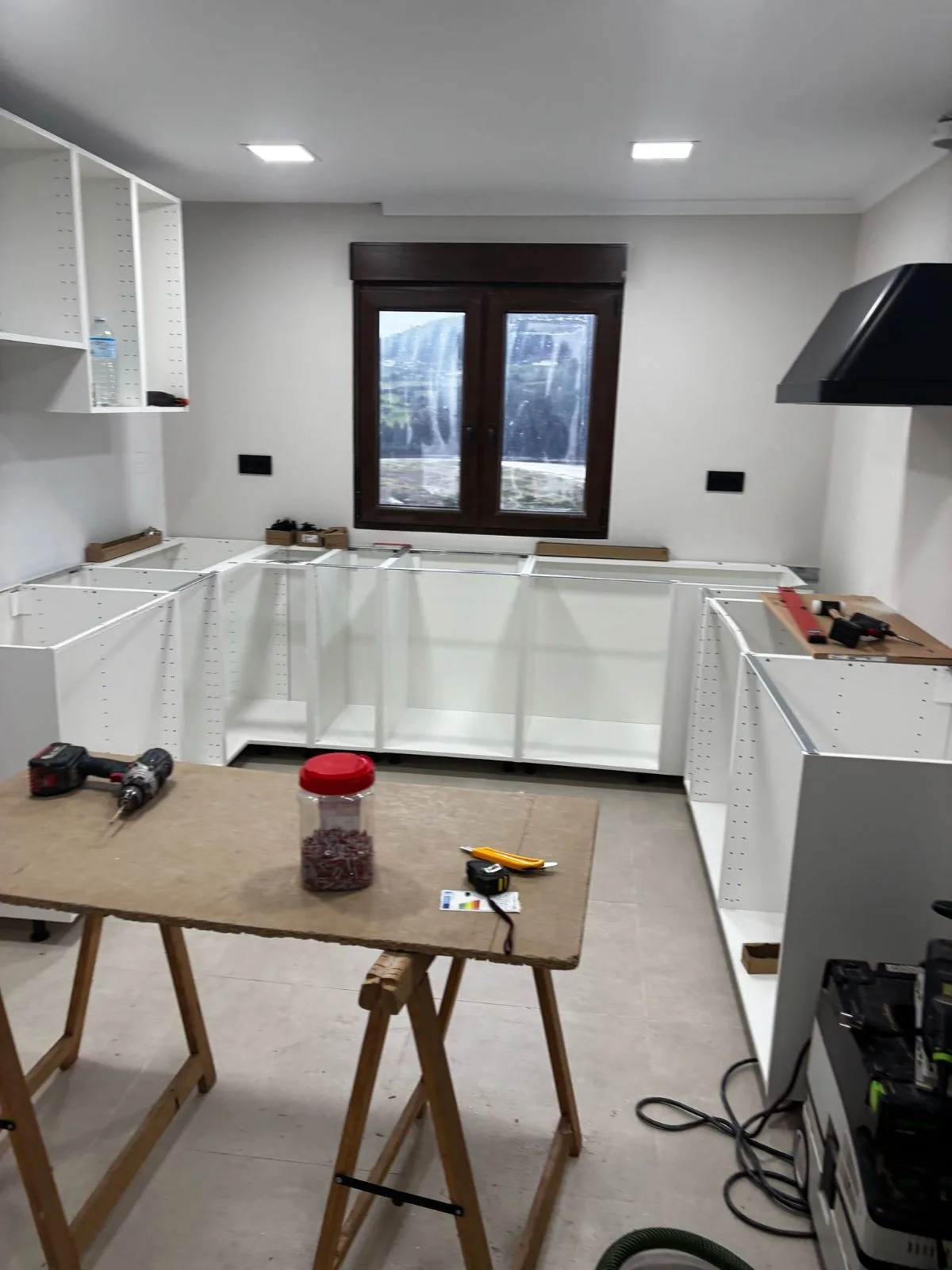 Montaje de los muebles bajos de una cocina, todavía sin encimera