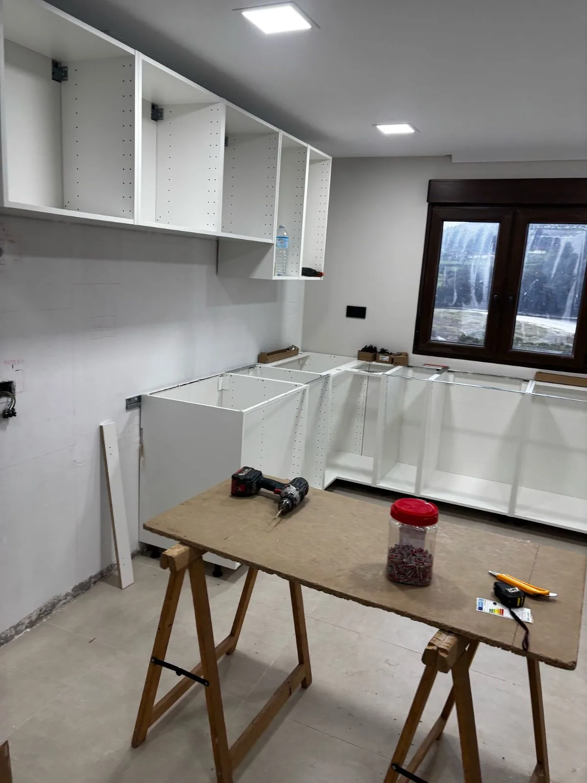 Muebles altos y bajos de cocina ya nivelados durante el montaje