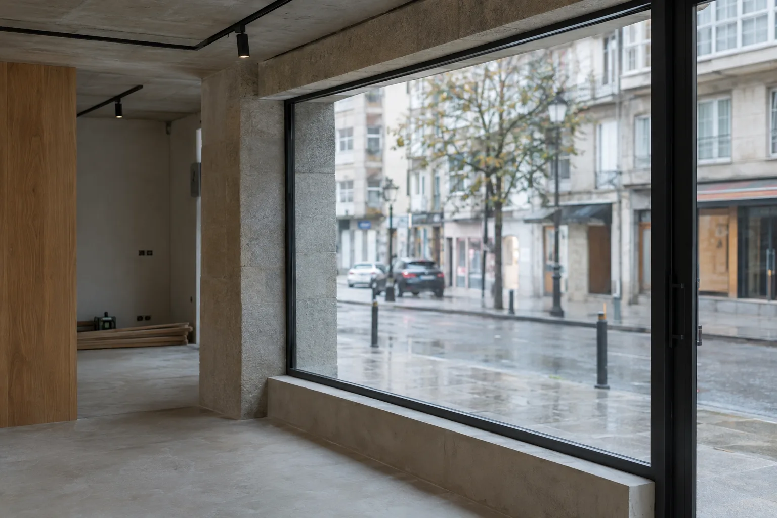 Escaparate nuevo visto desde el interior del local