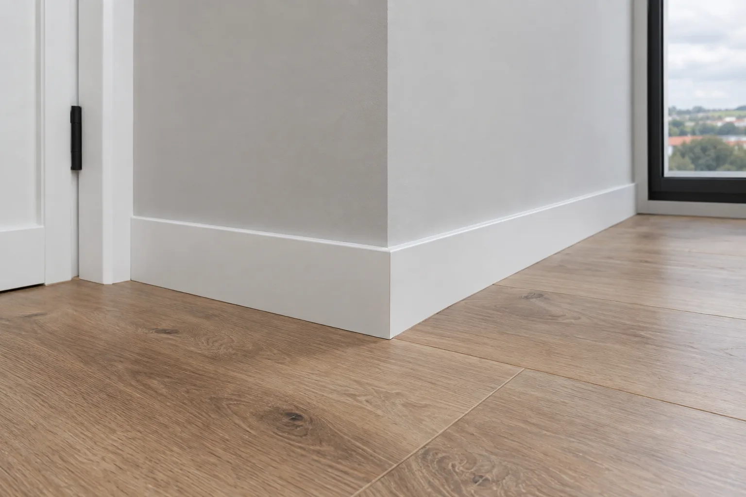 Rodapié sobre suelo laminado con el inglete cortado en la esquina