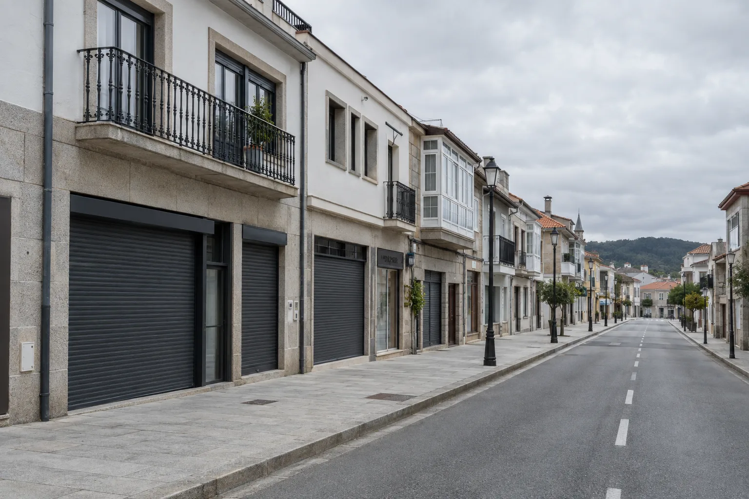 Calle principal de una villa gallega con locales bajo las viviendas