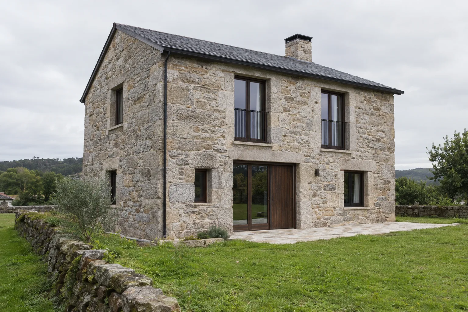 Casa de piedra gallega rehabilitada con carpintería nueva