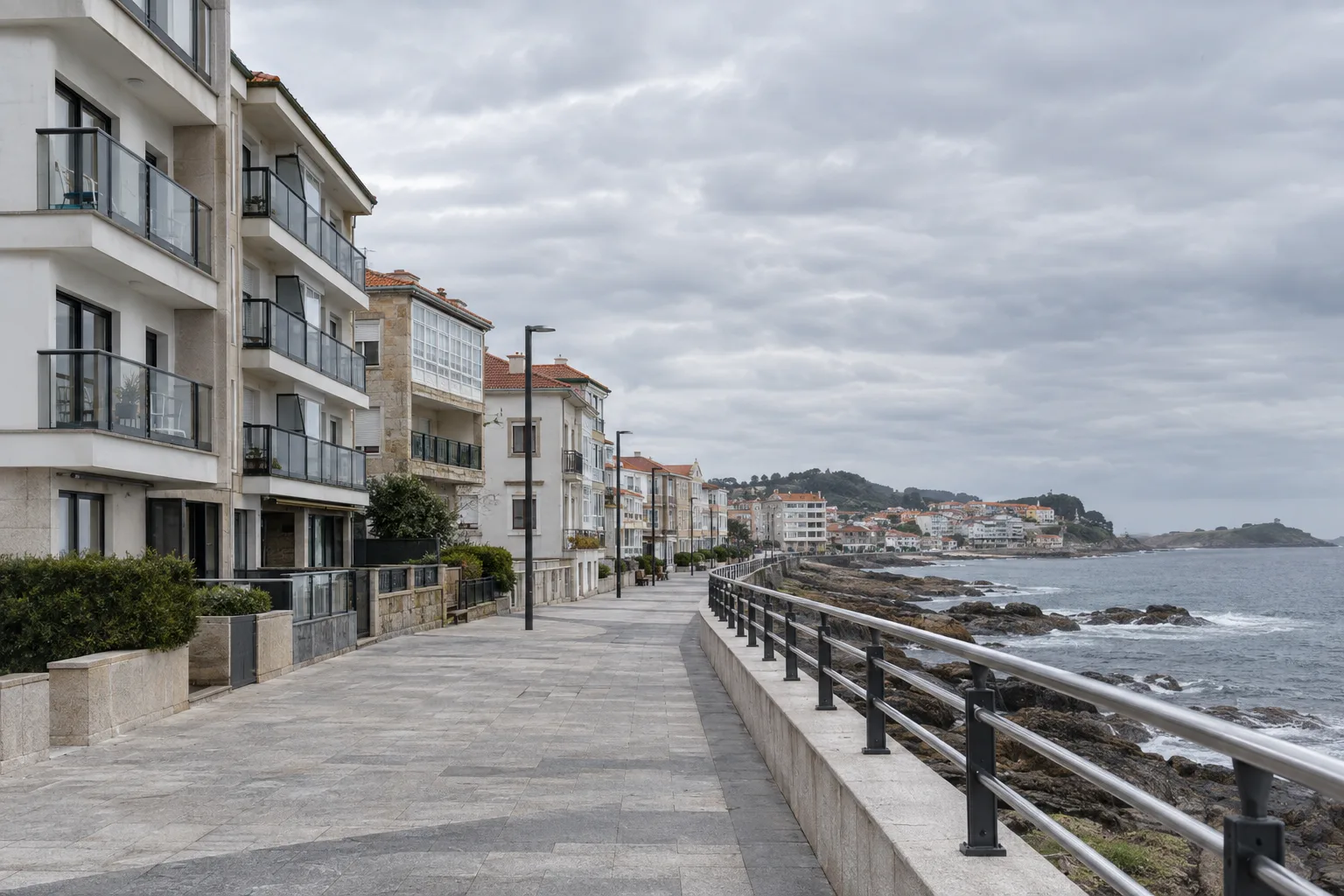 Paseo marítimo de una villa costera gallega