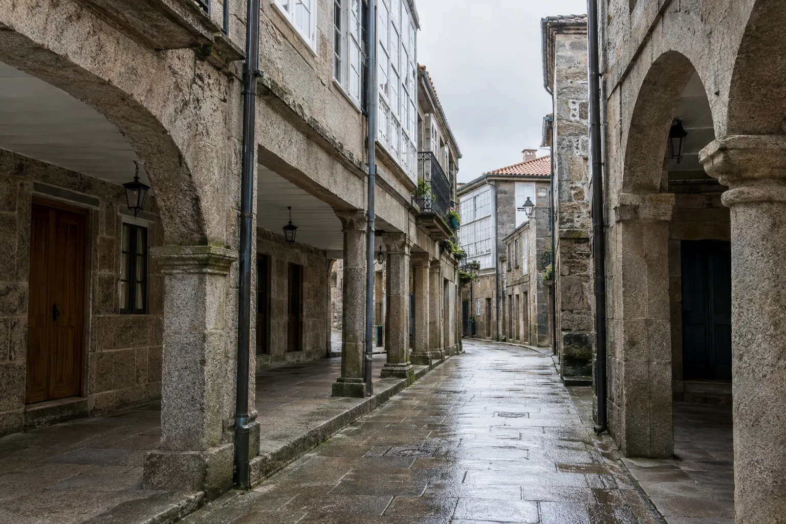 Calle de casco histórico gallego con soportales de granito